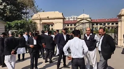 जालंधर में गर्माया माहौल, वकीलों ने बंद किया काम