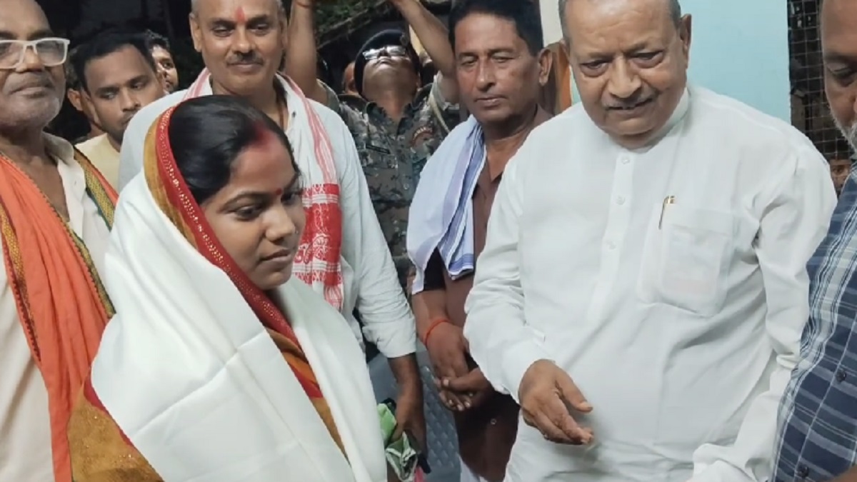 प्रधानमंत्री से बेबाक संवाद करने वाली जीविका दीदी रीता देवी को बड़हरा विधायक ने किया सम्मानित, क्षेत्र के लिए बताया गौरव का विषय