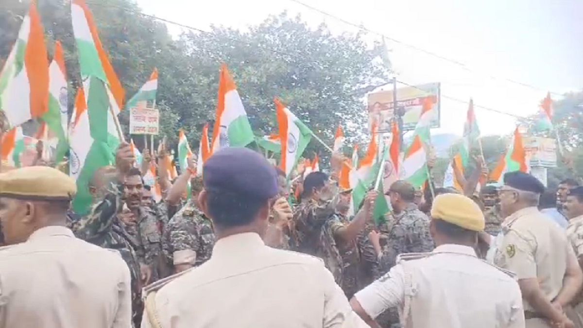 हाथ में तिरंगा लेकर BJP कार्यालय का घेराव करने पहुंचे डायल 112 के ड्राइवर, ‘समान काम, समान वेतन’ मांग को लेकर कर रहे हैं प्रदर्शन