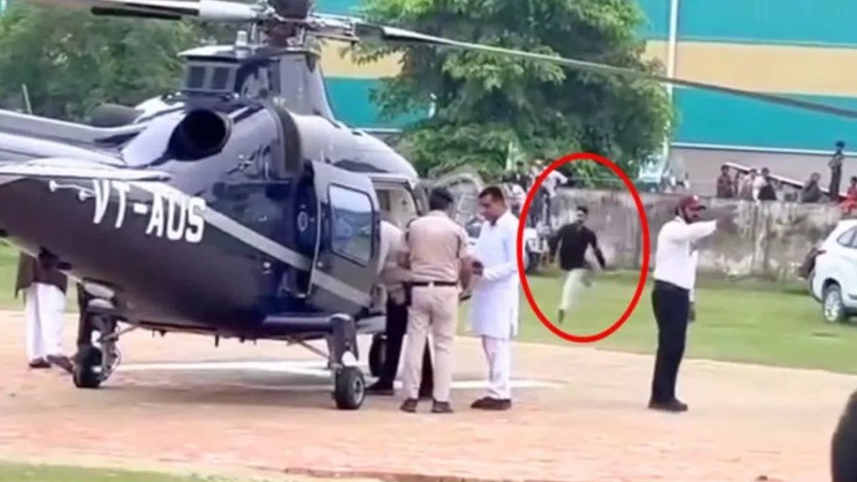 तेजस्वी यादव की सुरक्षा में बड़ी चूक, हेलिकॉप्टर के पास पहुंचा दौड़ता हुआ युवक और फिर….