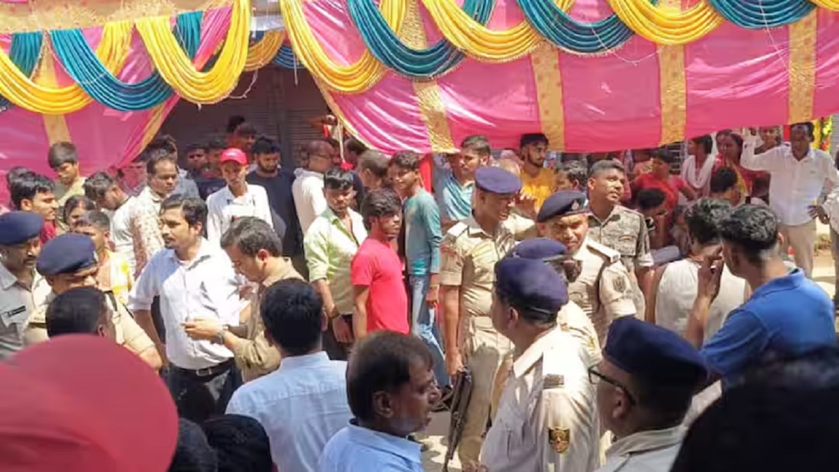 गयाजी में दुर्गा पंडाल के बाहर मांस का टुकड़ा फेंकने से भारी बवाल, सड़क पर उतरे लोग, पुलिस ने संभाला मोर्चा