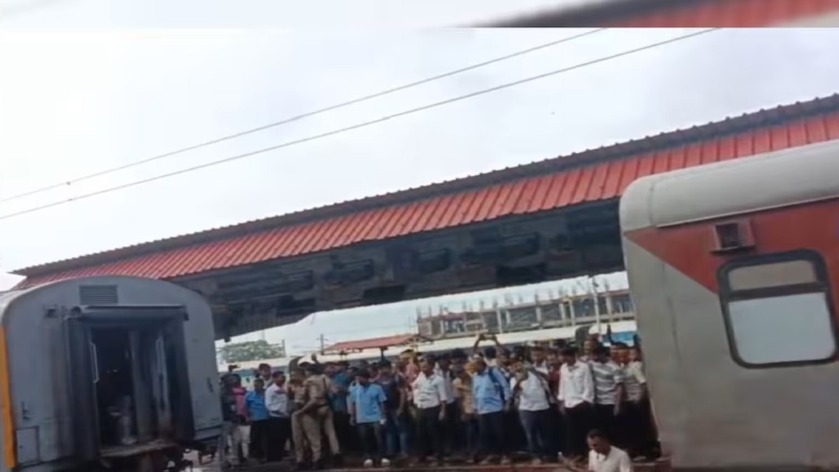 पटना में टला बड़ा रेल हादसा, फतुहा स्टेशन पर दो हिस्सों में बंटी श्रमजीवी एक्सप्रेस, यात्रियों में मची अफरा-तफरी