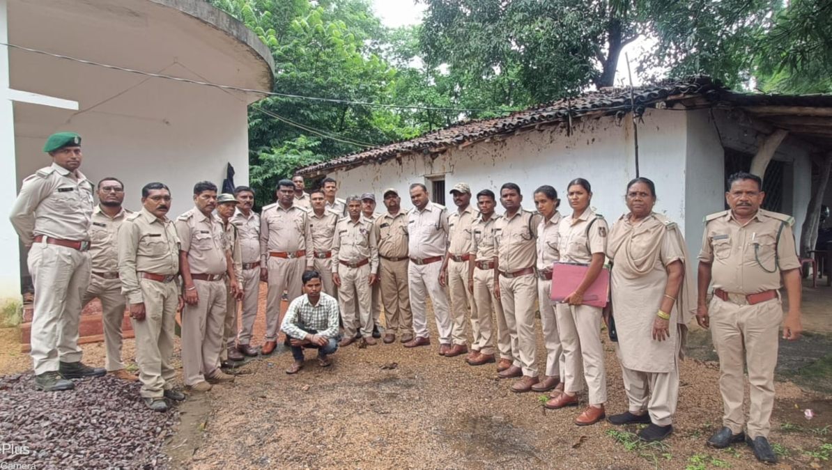 वन विभाग का छापा : लाखों की अवैध सागौन लकड़ी, फर्नीचर और मशीनें बरामद