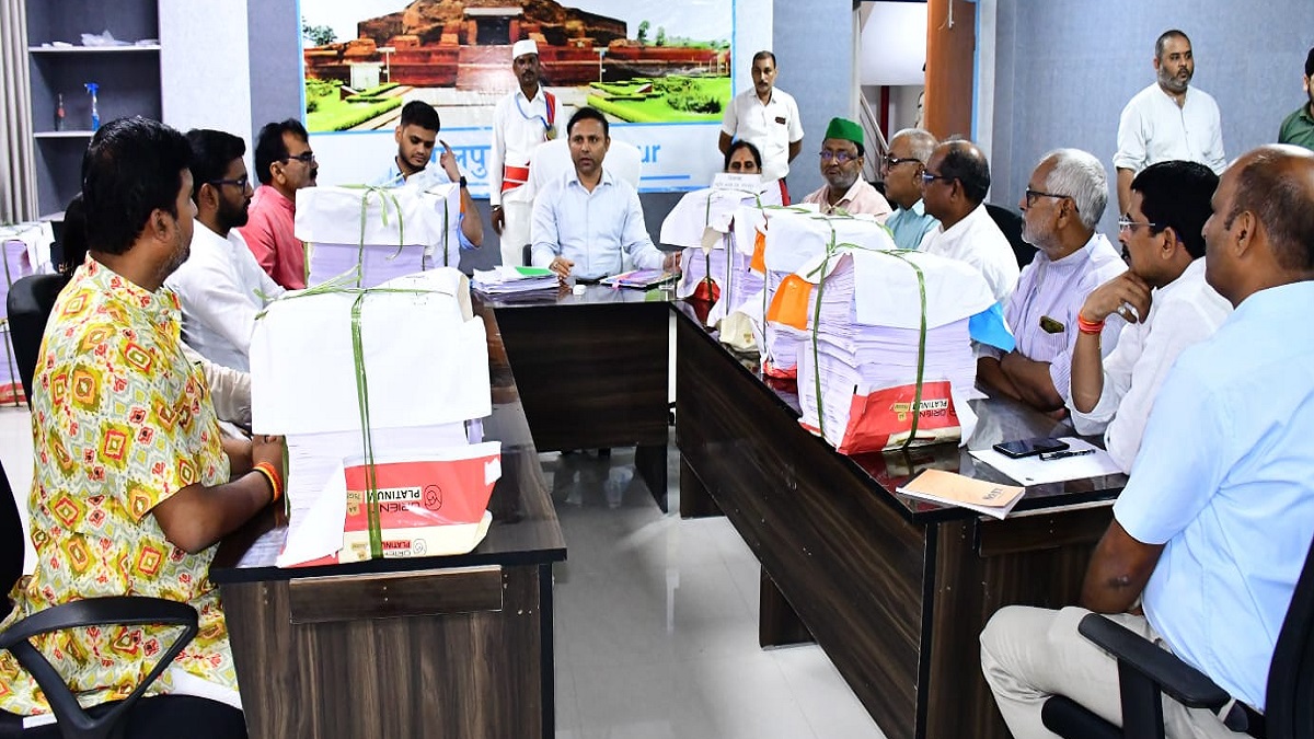 भागलपुर: DM नवल किशोर चौधरी ने राजनीतिक दलों को सौंपा मतदाता सूची का अंतिम प्रकाशन, जिले में वोटरों की कुल संख्या पहुंची 22.18 लाख