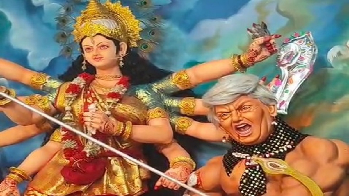 Durga Puja 2025: महिषासुर की जगह डोनाल्ड ट्रंप का वध करती दिखीं मां दुर्गा, जिले में चर्चा का विषय बना बेगूसराय का यह पंडाल