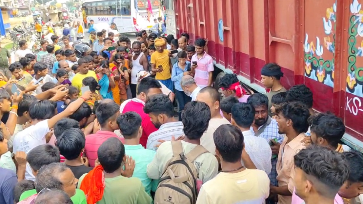 मोतिहारी में बड़ा सड़क हादसा, बाइक सवार युवकों को ट्रक ने मारी टक्कर, एक की मौत, दूसरा गंभीर रूप से घायल