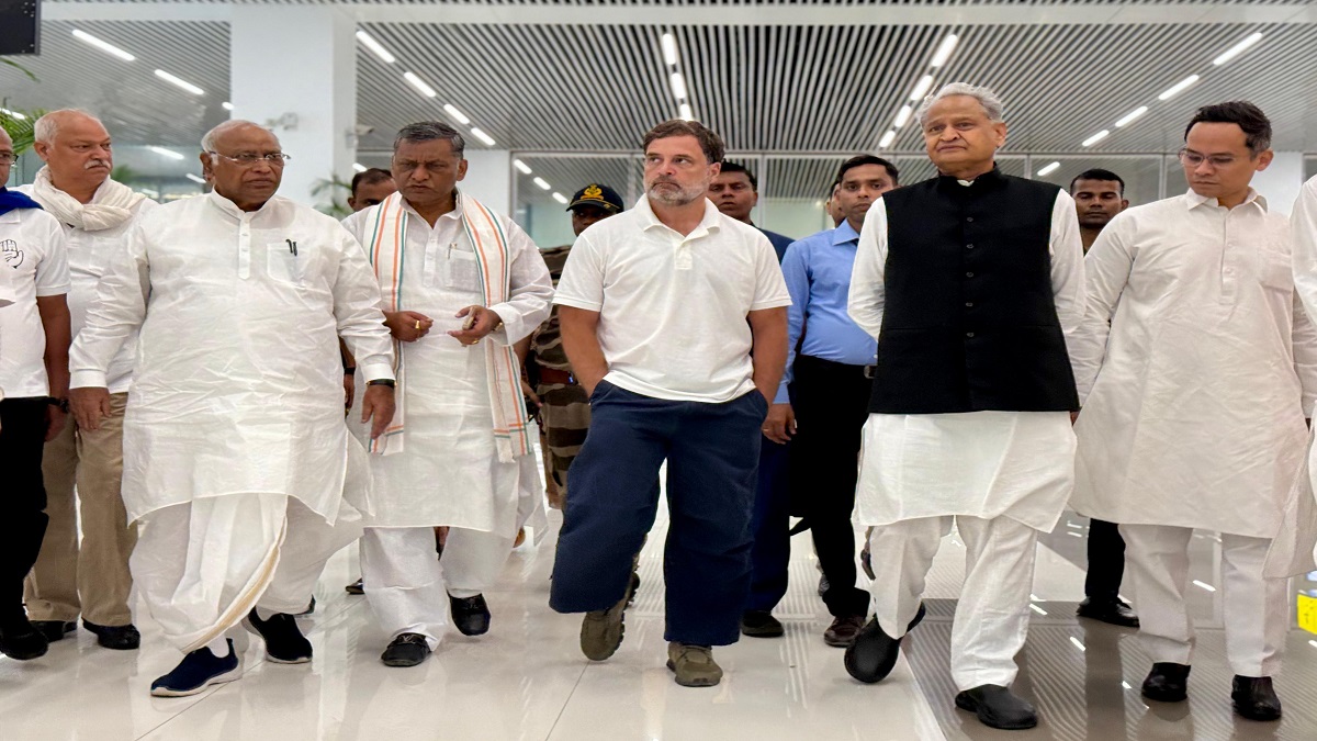 ‘वोटर अधिकार यात्रा’ के समापन समारोह में शामिल होने के लिए पटना पहुंचे राहुल गांधी, कांग्रेस नेताओं ने गर्मजोशी के साथ किया स्वागत