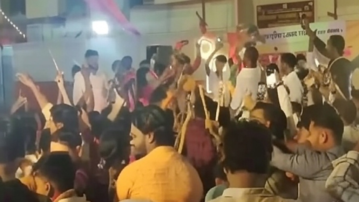 ‘लिपस्टिक’ और ‘चोली’ जैसे गानों पर बवाल! विवादों में घिरा वीर कुंवर सिंह विश्वविद्यालय का डांडिया उत्सव, ABVP ने किया था आयोजन