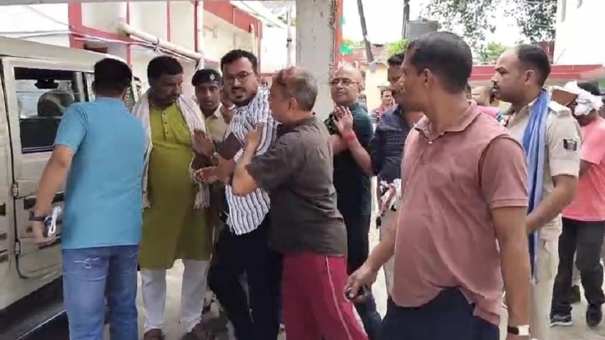 बेगूसराय में घूसखोरी का भंडाफोड़, 2 लाख का रिश्वत लेते रंगे हाथ गिरफ्तार हुए CO और डेटा ऑपरेटर