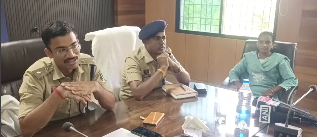 CG Breaking News: महाराष्ट्र की माओवादी कमांडर ने किया गरियाबंद में सरेंडर