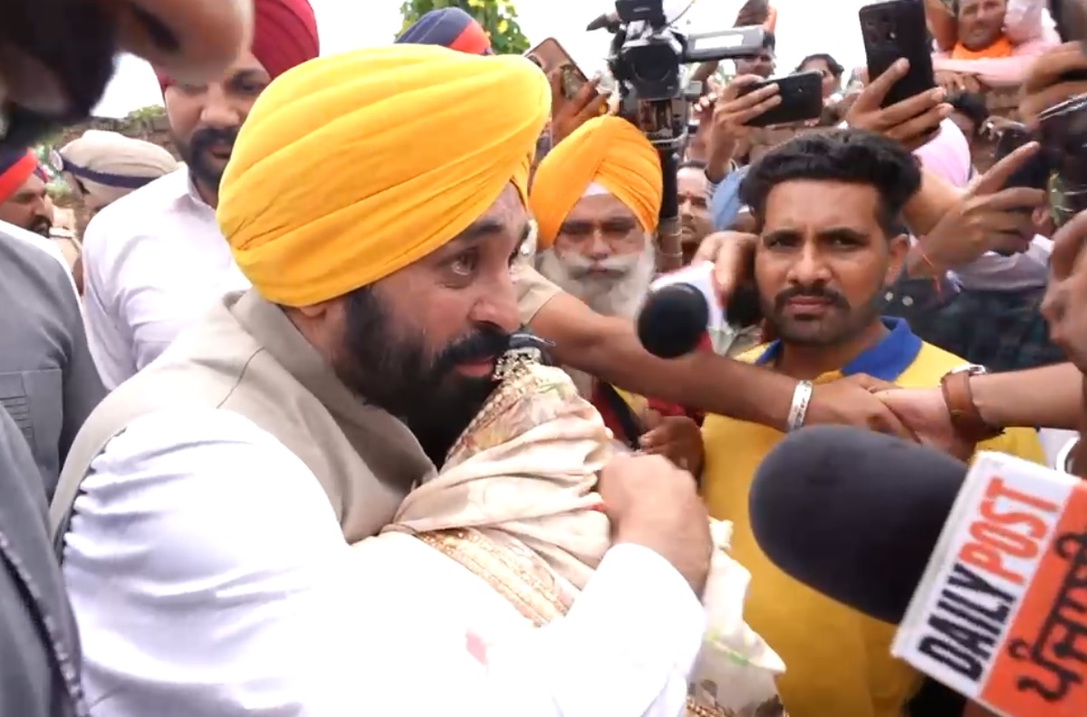 बाढ़ पीड़ित महिला का दुख देखकर भावुक हुए मुख्यमंत्री भगवंत मान, दिया हर संभव मदद का भरोसा