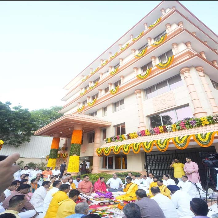 दिल्ली बीजेपी का मिला नया प्रदेश कार्यालय.. हवन पूजन में सीएम रेखा गुप्ता समेत कई मंत्री और सांसद शामिल हुए, देखिए तस्वीरें