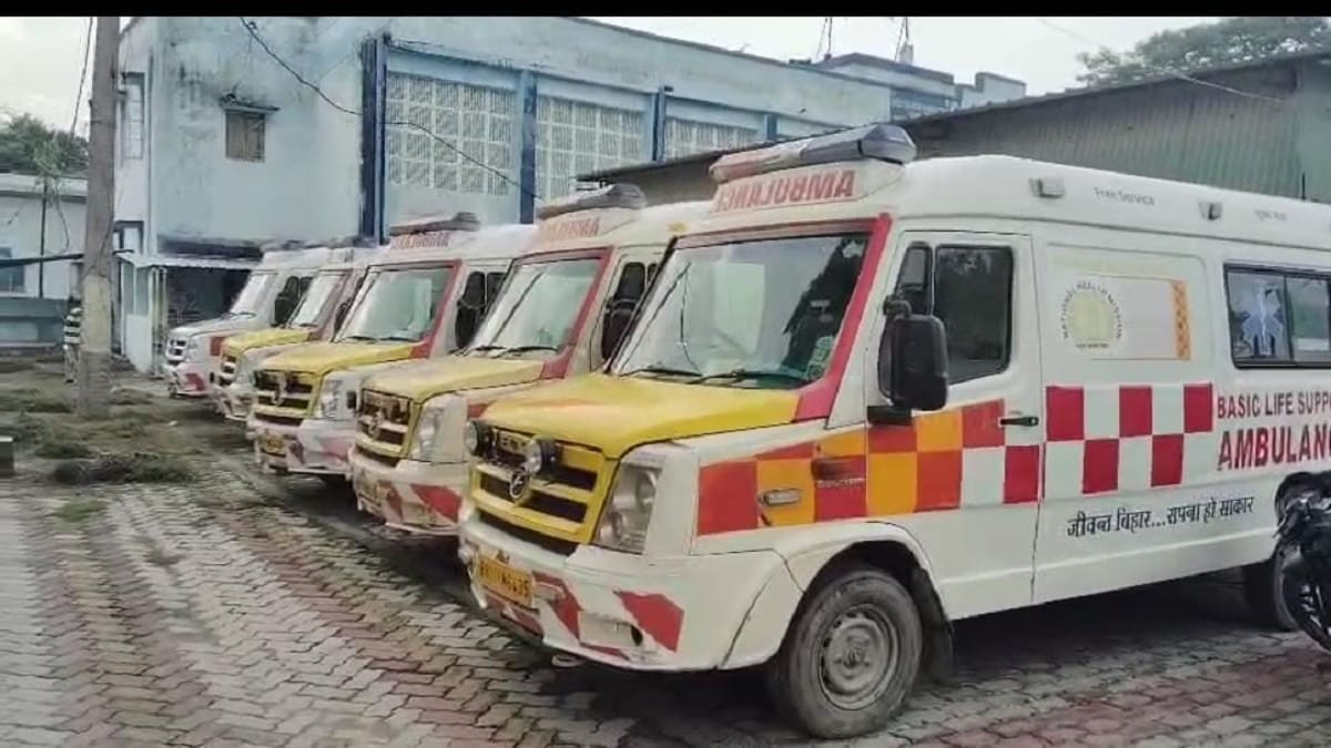 सहरसा में 102 एम्बुलेंस कर्मियों की हड़ताल चौथे दिन भी जारी, मरीज बेहाल