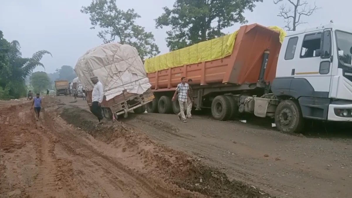 बिलासपुर-जबलपुर NH पर लगा जाम, मध्यप्रदेश-उत्तर प्रदेश से आने-जाने वाले हजारों यात्री हो रहे परेशान…