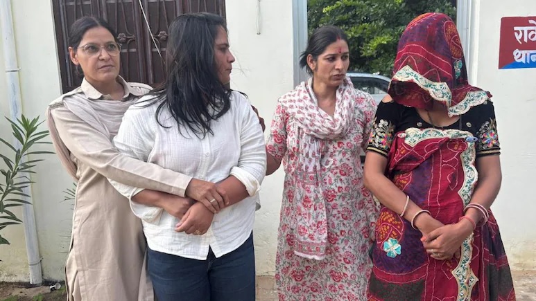 Facebook में दोस्ती, फिर हनीट्रैप में फंसाने वाली दो शातिर महिलाएं हुई गिरफ्तार… चेक कर लें, कही आपकी फ्रेंड लिस्ट में तो नहीं इनके नाम!