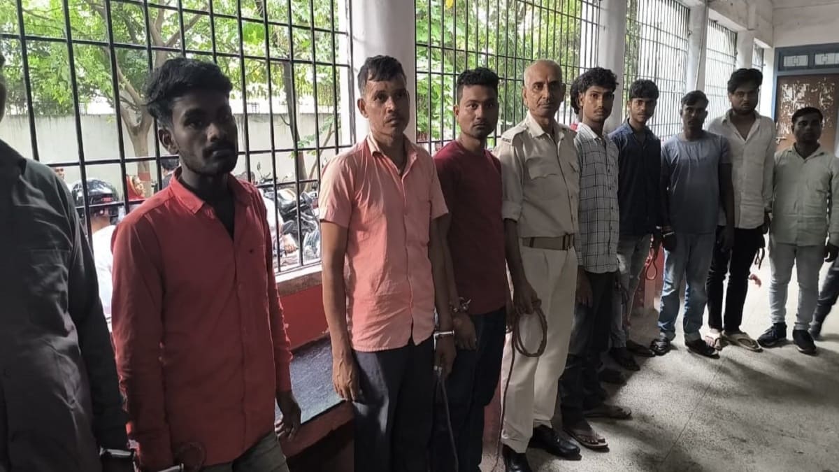 मुजफ्फरपुर में शराब तस्करी पर बड़ी कार्रवाई, एक ही परिवार के आठ सदस्य 120 बोतल शराब के साथ गिरफ्तार, कोर्ट ने 12 को भेजा जेल