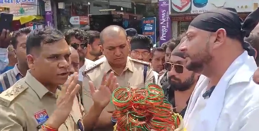 CG News: पुलिस अधिकारियों को चूड़ी पहनाने की कोशिश, Video Viral