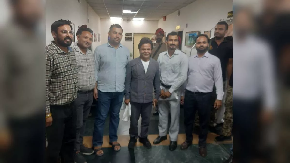 पंजाब में बाढ़ पीड़ितों से मिले हास्य कलाकार राजपाल यादव