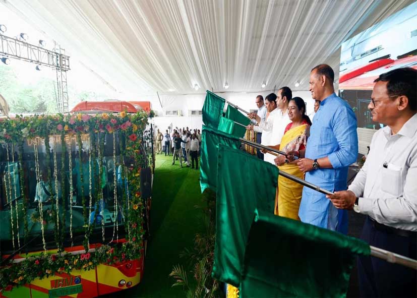 दिल्ली को मिली 300 नई ‘देवी’ बसें, सीएम रेखा गुप्ता ने यमुनापार के लिए रेशनलाइज्ड रूट किया शुरू