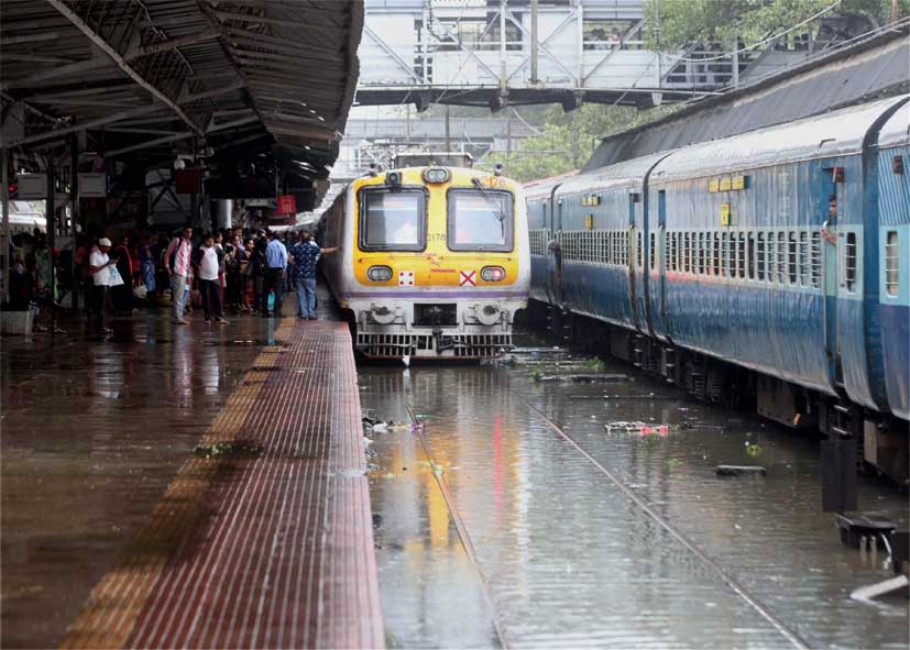 दिल्ली में ‘जल प्रलय’: कई इलाकें जलमग्न, 54 ट्रेनें रद्द, 43 का रूट डायवर्ट, यहां देखें लिस्‍ट