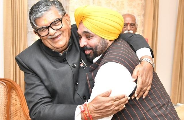 पंजाब के गवर्नर ने सीएम मान से की मुलाकात, बोले- केंद्र ने दिया 1600 करोड़ का टोकन और मदद का आश्वासन