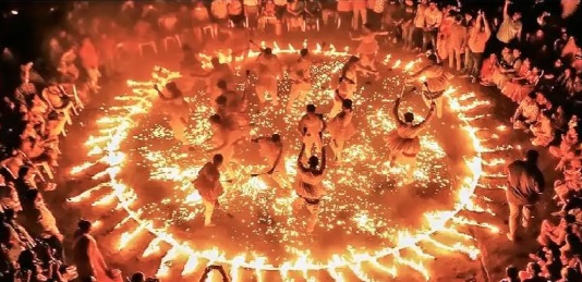 Video: धधकते अंगारों पर माताजी की आराधना, इससे पहले आपने नहीं देखा होगा ऐसा गरबा