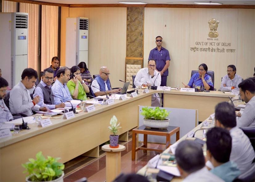 रेखा गुप्ता सरकार का प्लान, दिल्ली में 10 लाख आवारा कुत्तों को लगाई जाएगी माइक्रो चिप, रेबीज नियंत्रण और डॉग पॉपुलेशन मैनेजमेंट पर विशेष फोकस