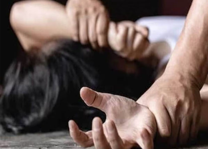 नौकरी से निकालने की धमकी देकर, जूनियर कर्मचारी से किया रेप