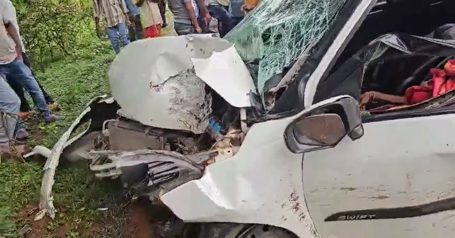 CG Accident: सड़क पर मवेशी को बचाने के चक्कर में अनियंत्रित कार पेड़ से टकराई, महिला की मौके पर हुई मौत, पति की हालत गंभीर…