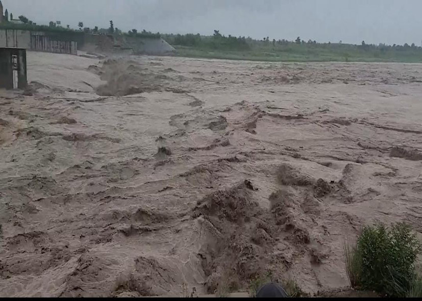 हथिनीकुंड बैराज के सभी 18 गेट खोले, खतरे के निशान से ऊपर यमुना, दिल्ली के निचले इलाके खाली कराने का अलर्ट