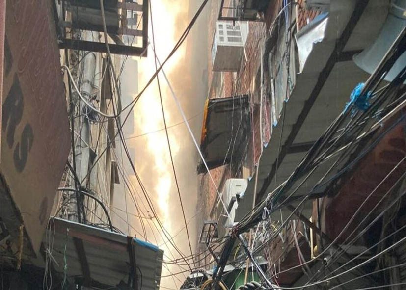 करोल बाग के गफ्फार मार्केट में लगी आग, दमकल की 4 गाड़ियां मौके पर, कोई जनहानि नहीं