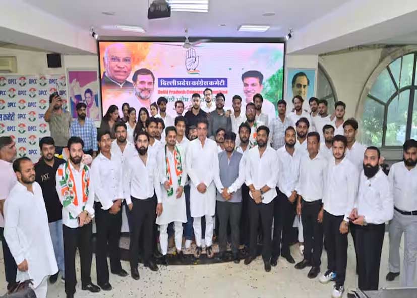 दिल्ली में बड़ा राजनीतिक उलटफेर; AAP के कई नेता-कार्यकर्ता कांग्रेस में हुए शामिल