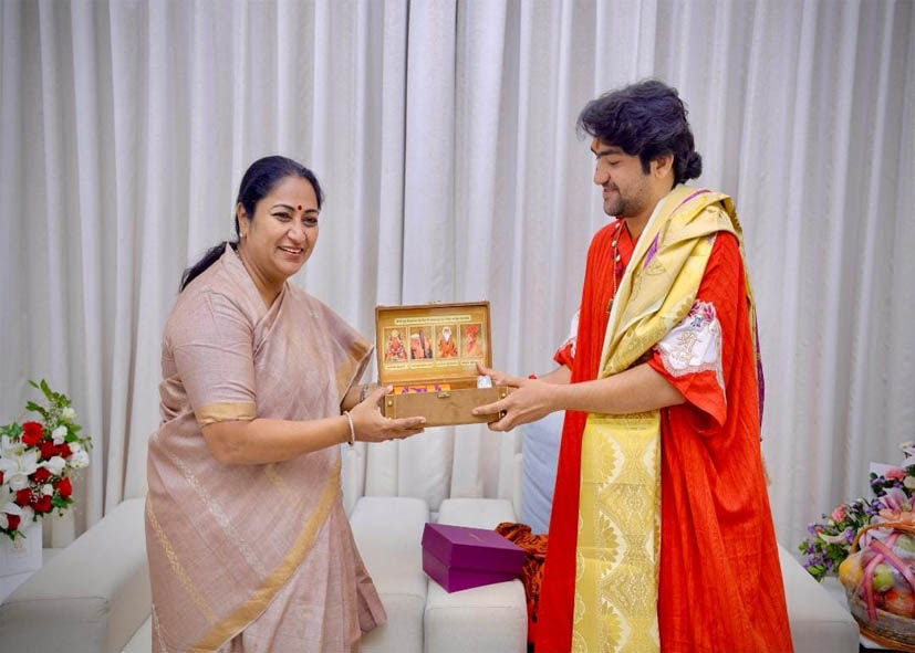 बागेश्वर धाम के पंडित धीरेंद्र शास्त्री ने की मुख्यमंत्री रेखा गुप्ता से मुलाकात, संतों के विवाद पर जताई चिंता