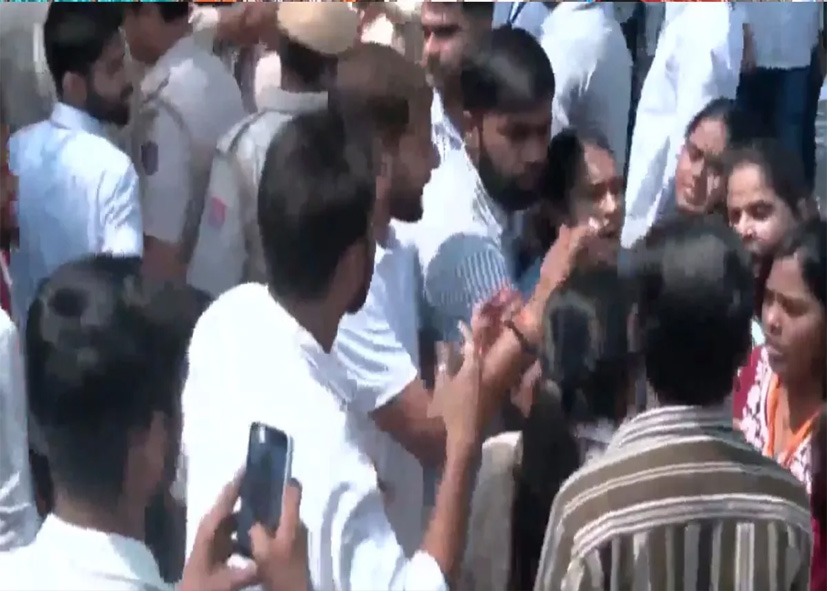 डूसू चुनाव में हंगामा: NSUI-ABVP में आरोप-प्रत्यारोप, EVM पर गड़बड़ी का आरोप