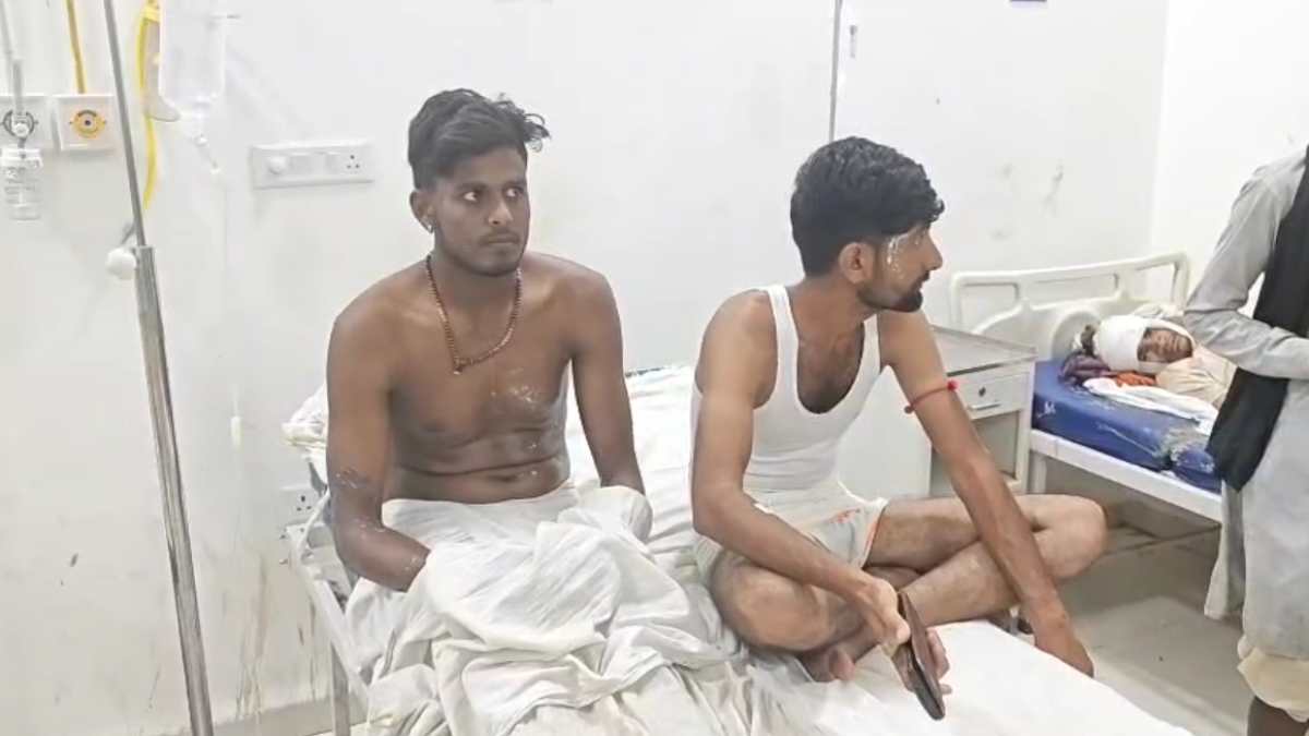 कार से बाइक टकराने को लेकर विवाद: तीन युवकों ने 6 लोगों पर फेंका एसिड, अस्पताल में भर्ती 