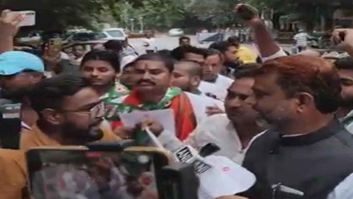ढोल-नगाड़े के साथ लालू आवास पहुंचे AIMIM विधायक, महागठबंधन में शामिल होने की लगाई गुहार