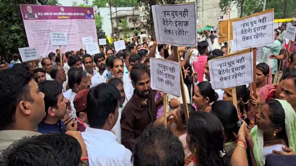 अशोकनगर में 10 साल की मूक-बधिर बच्ची से गैंगरेप: आरोपियों को फांसी और घरों पर बुलडोजर चलाने की मांग, न्याय के लिए सड़कों पर उतरे हजारों लोग  