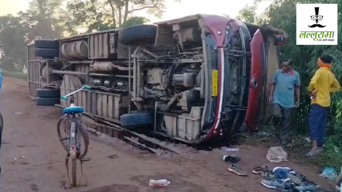 CG Accident Breaking : ड्यूटी पर लौट रहे CRPF जवानों से भरी बस अनियंत्रित होकर पलटी, 4 गंभीर रूप से घायल, ड्राइवर मौके से फरार