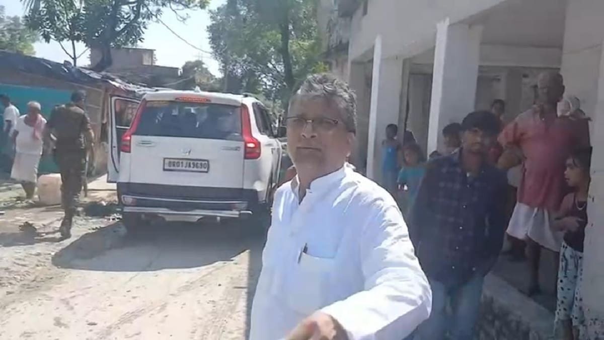 राजद के विधायक अपने ही क्षेत्र के लोगों के गुस्से का हुए शिकार, जनता ने सुनाई पूर्व मंत्री को खरी खरी,वीडियो हुआ वायरल