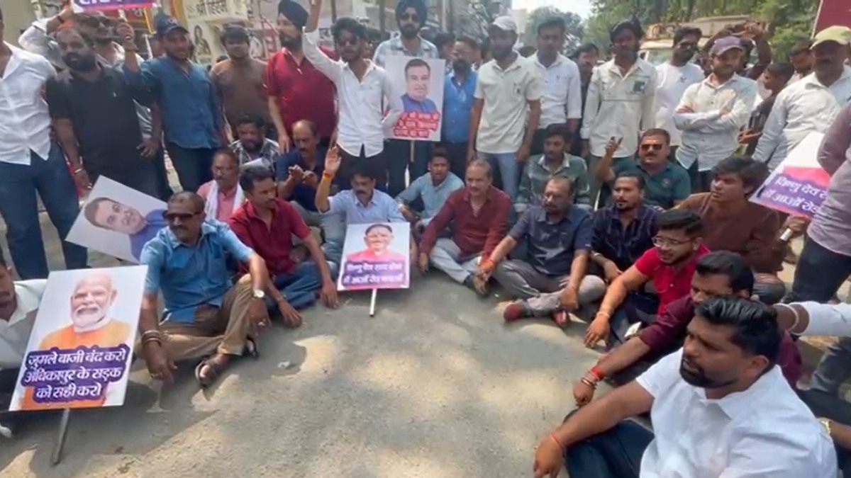 CG News : बदहाल सड़कों को लेकर निगम के नेता प्रतिपक्ष और युकां ने नेशनल हाइवे पर किया प्रदर्शन, मरम्मत कराने की मांग