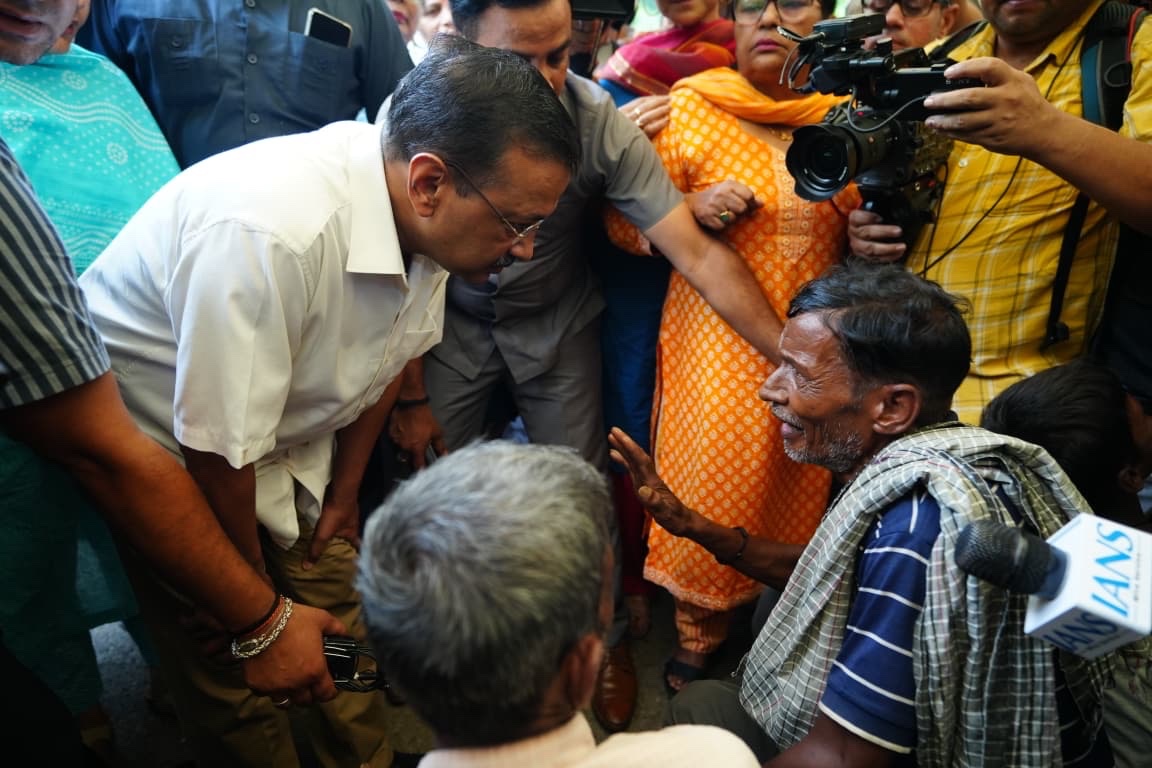 राहत शिविर पहुँचे अरविंद केजरीवाल, लोग बोले – आपके समय मिलती थी सब सुविधाएं, अब नहीं मिल रही