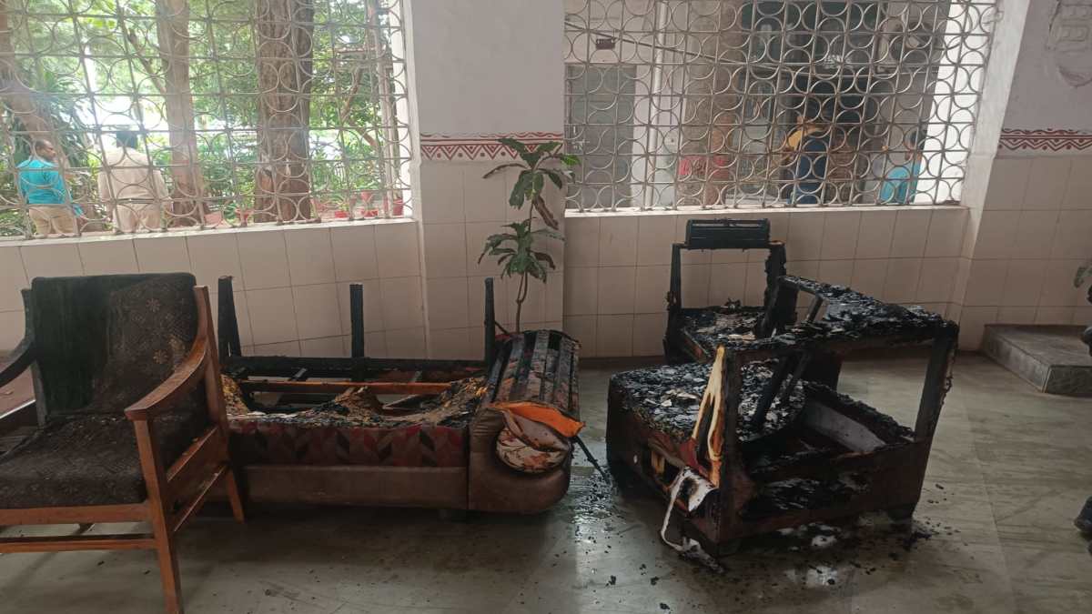 भोपाल कमिश्नर कार्यालय में लगी आग: बुजुर्ग के लाठी मारने से बिजली लाइन में हुआ शॉर्ट सर्किट, मची अफरा-तफरी 