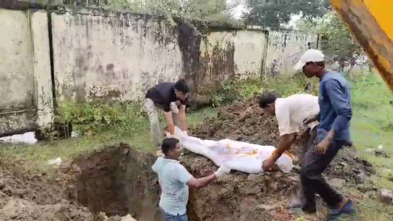 CG NEWS: पुलिस ने पेश की मानवता की मिसाल, अज्ञात विक्षिप्त व्यक्ति का किया विधिवत अंतिम संस्कार
