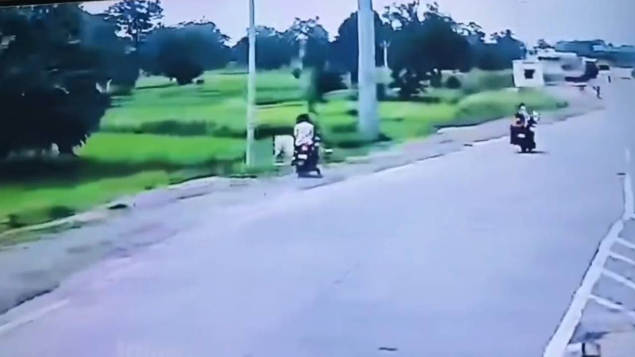 LIVE VIDEO: तेज रफ्तार बाईक अनियंत्रित होकर खंभे से टकराई, 1 की मौत 2 की हालत गंभीर, CCTV फुटेज आया सामने..