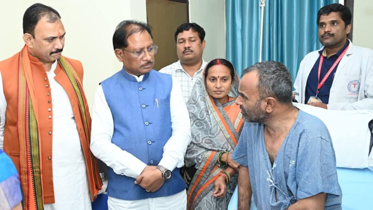 मुख्यमंत्री साय ने एम्स रायपुर में भर्ती विशंभर यादव का जाना कुशलक्षेम, इलाज के लिए की 5-5 लाख की आर्थिक सहायता की घोषणा