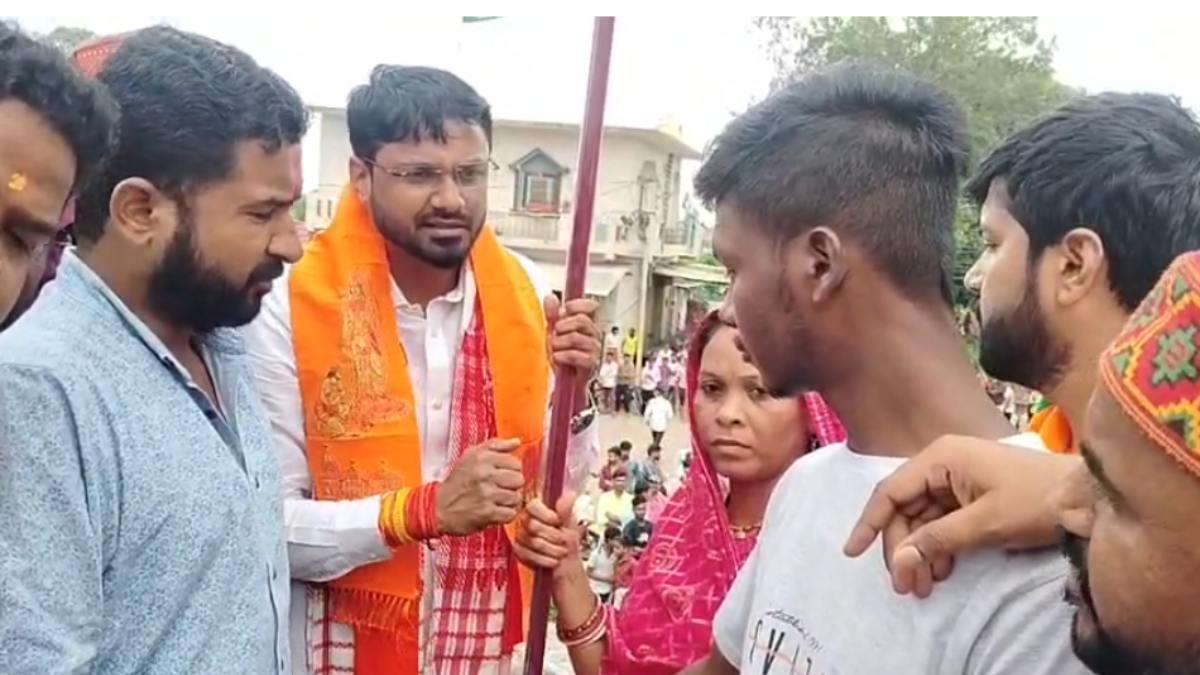झंडा विवाद : आर्मी जवान के घर भाजयुमो अध्यक्ष राहुल टिकरिहा ने फहराया भगवा झंडा, कार्यकर्ताओं के साथ जय श्री राम के लगाए नारे