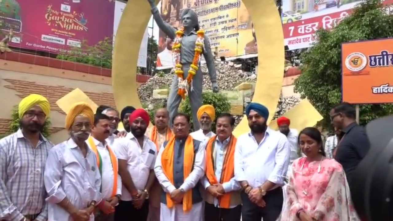 मुख्यमंत्री विष्णु देव साय ने अमर शहीद भगत सिंह की प्रतिमा पर माल्यार्पण कर किया नमन