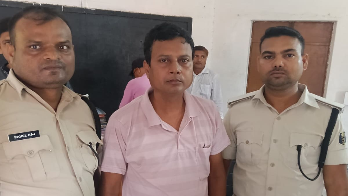 निगरानी विभाग की टीम घूसखोर डेटा ऑपरेटर को रंगेहाथ धर दबोचा, लंबे समय से मिल रही थी भ्रष्टाचार की शिकायत