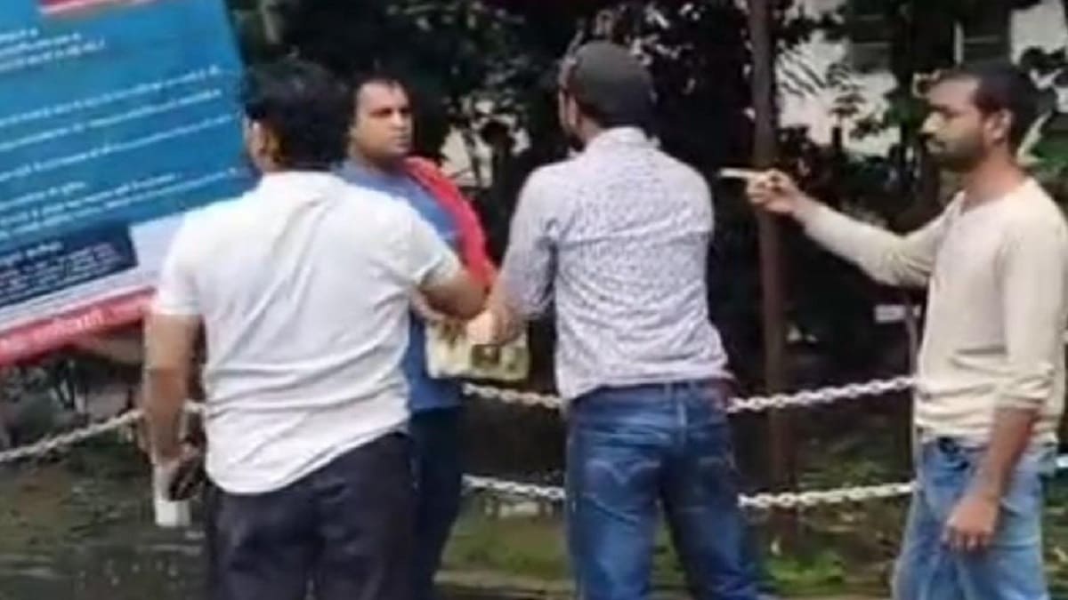 सासाराम समाहरणालय में दलाल की पिटाई, भ्रष्टाचार पर उठे सवाल ,दाखिल-खारिज के नाम पर लिया था पांच हजार