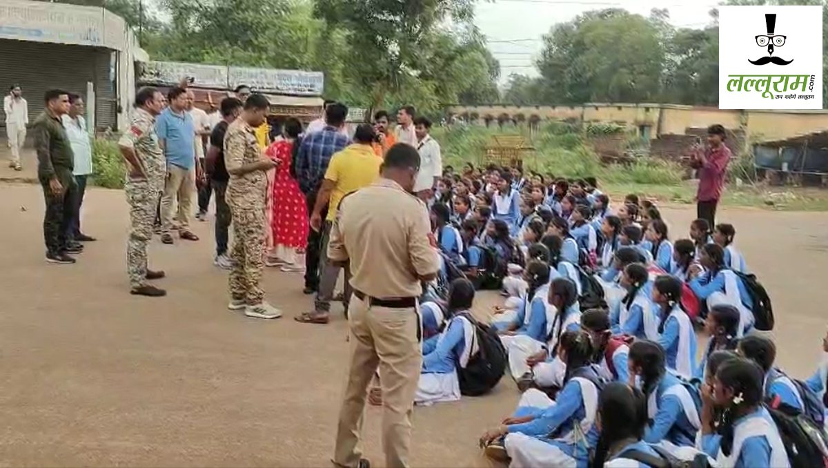 छत्तीसगढ़ : छात्राओं ने मुख्य मार्ग पर किया चक्काजाम, बॉयज और गर्ल्स स्कूल के मर्जर को निरस्त करने की मांग 